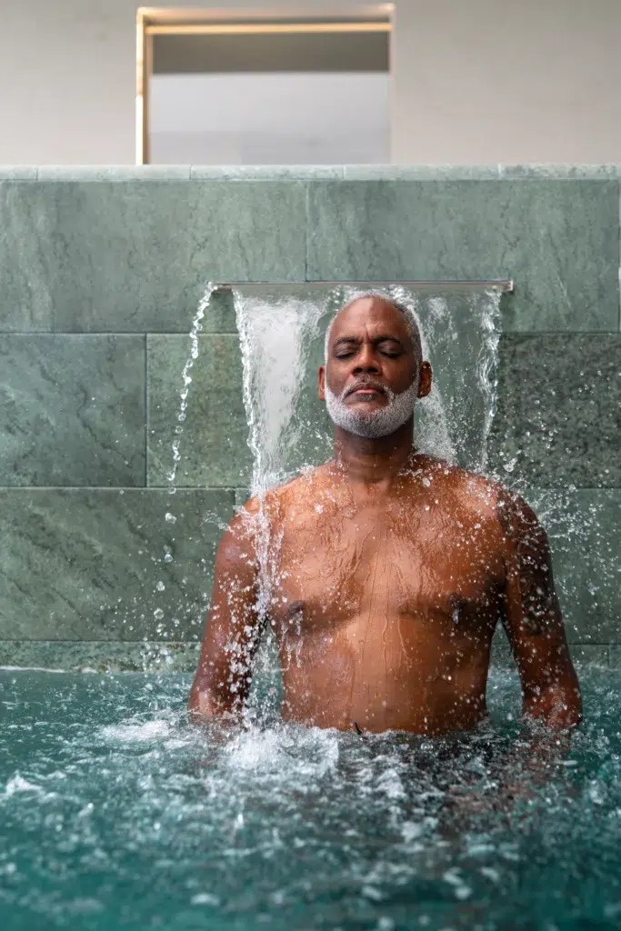 Photo d'un homme profitant du parcours biomarin Palasiet pour se détendre