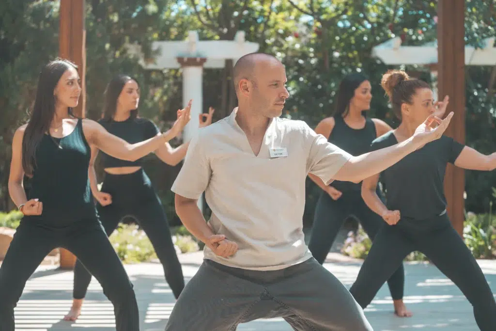 Femmes et hommes pratiquant le tai chi dans la pratique de la médecine intégrative